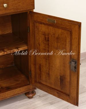Credenza con alzata stile classico in legno massello di noce con gambe a cipolla e 2 ante a vetro